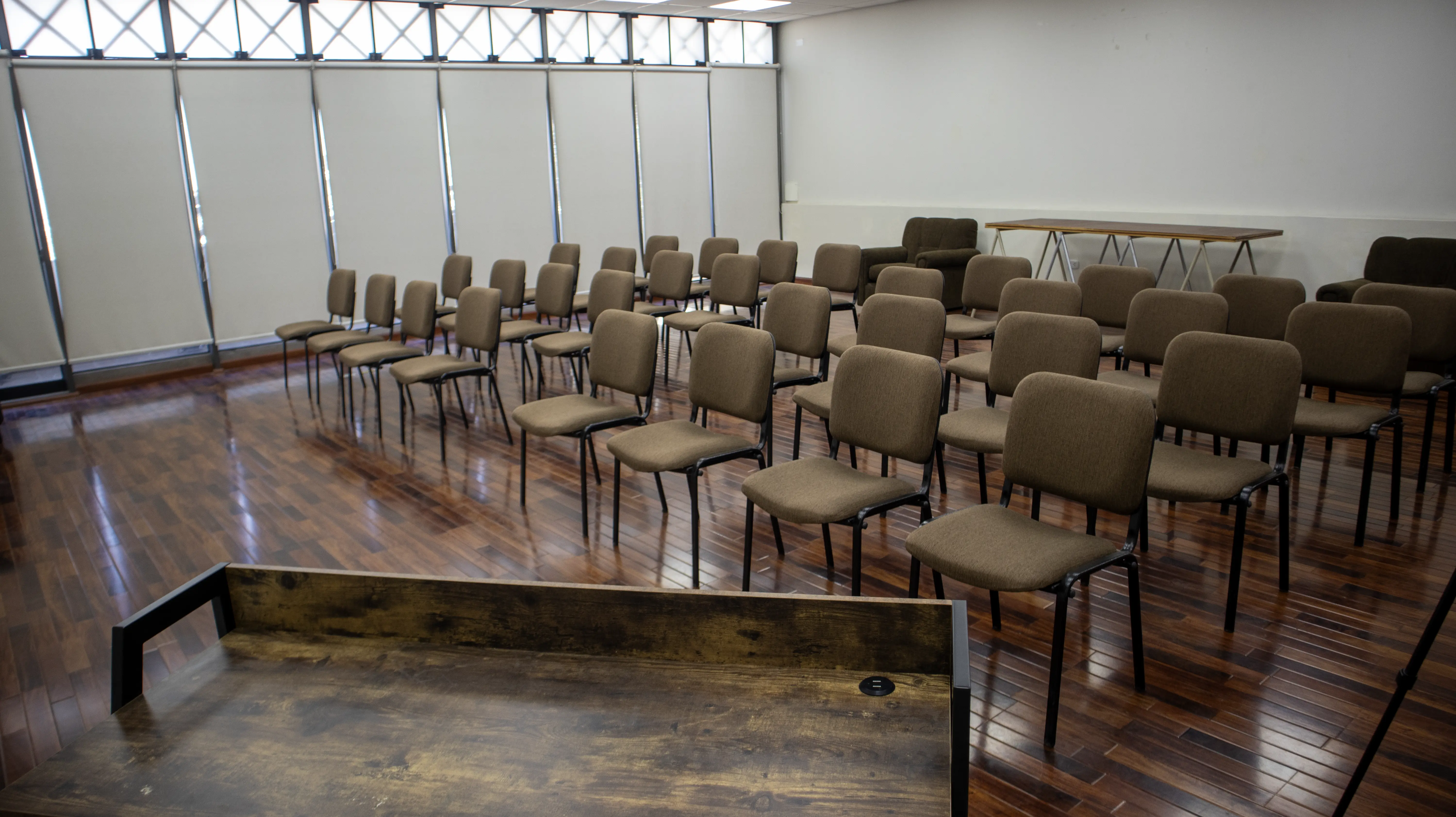 Sala de conferencias sillas marrones y mesa de madera
