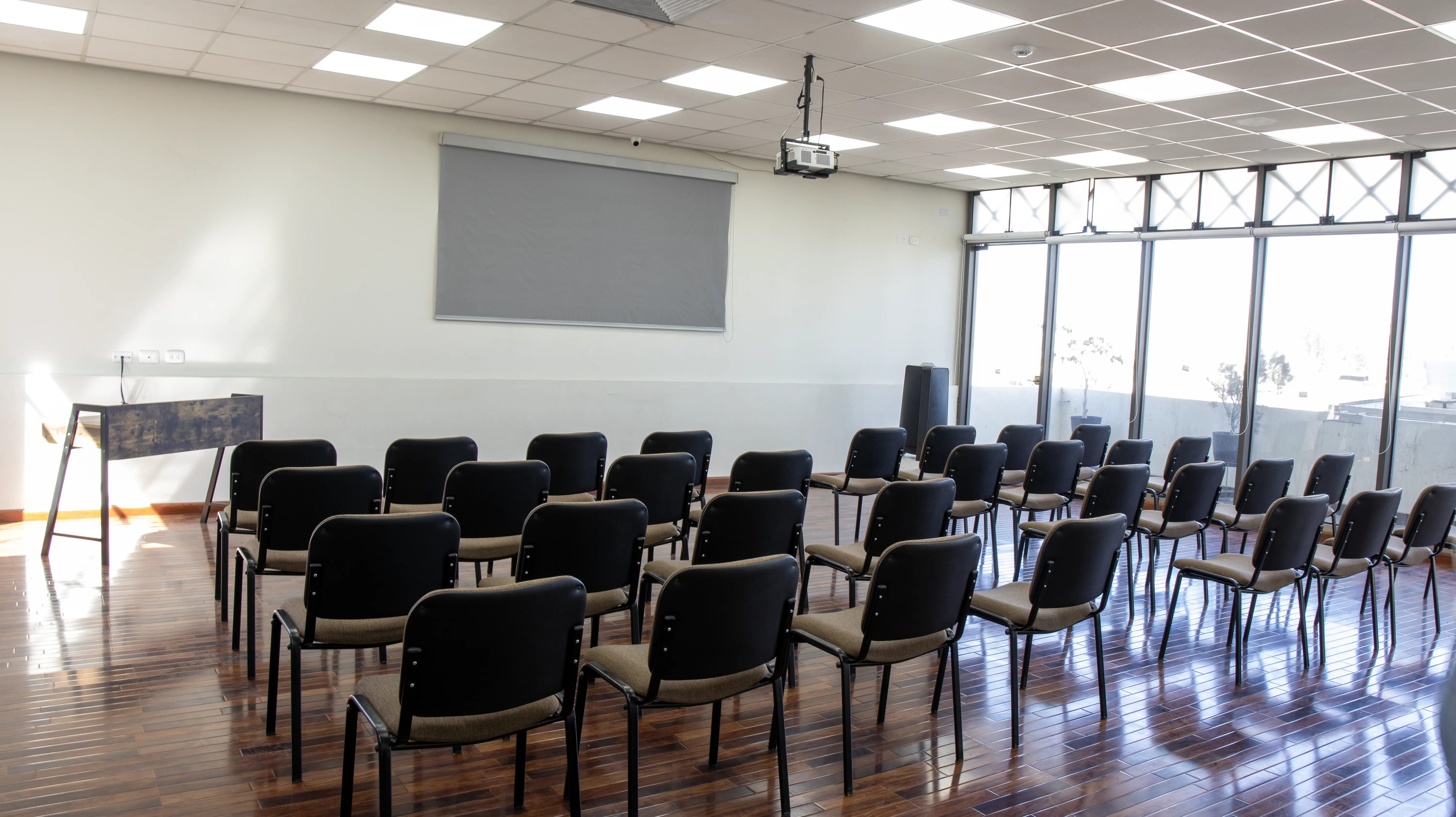 Sala de conferencias sillas marrones y proyector