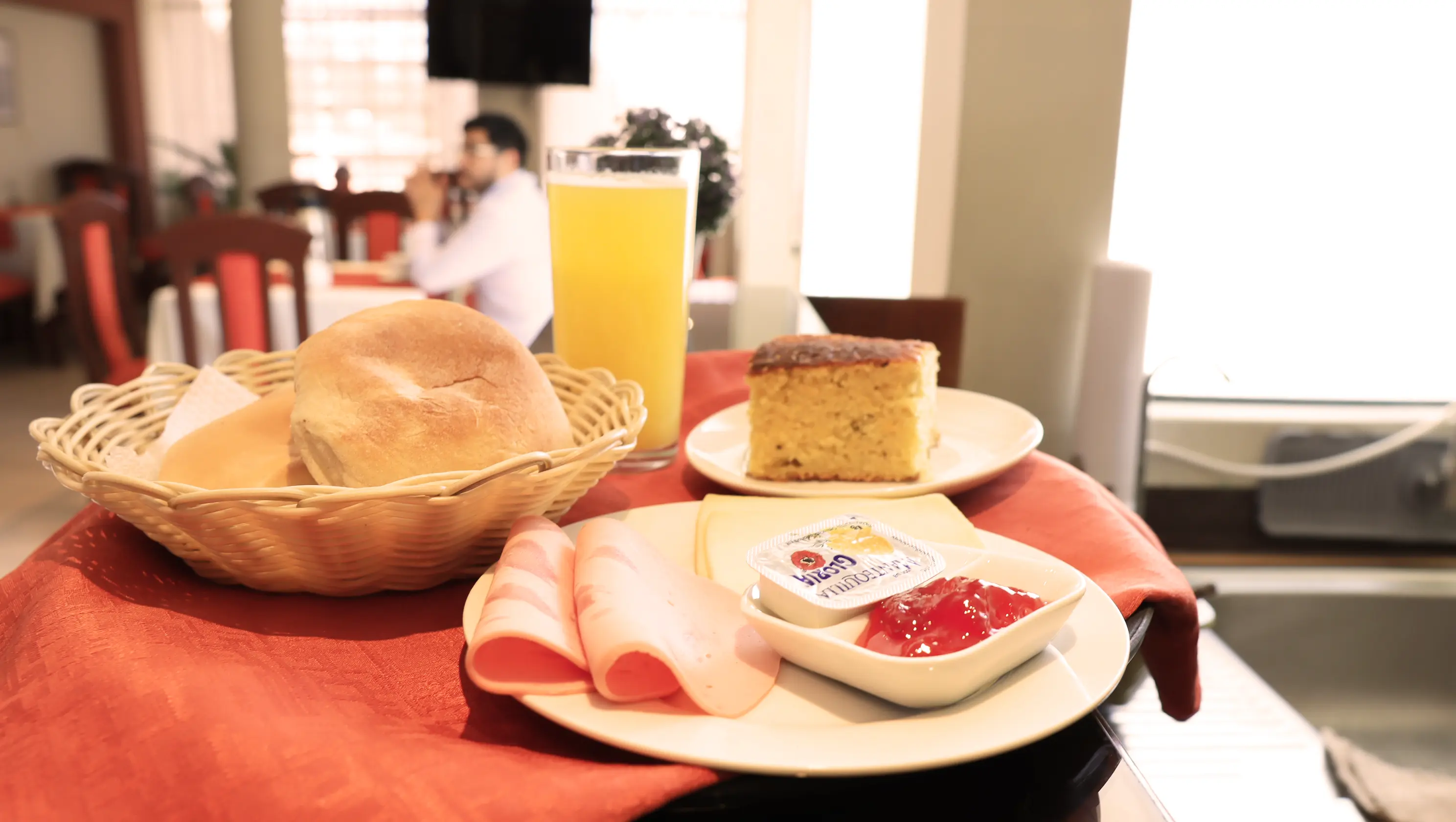 Mesa de buffet con desayuno y bebidas