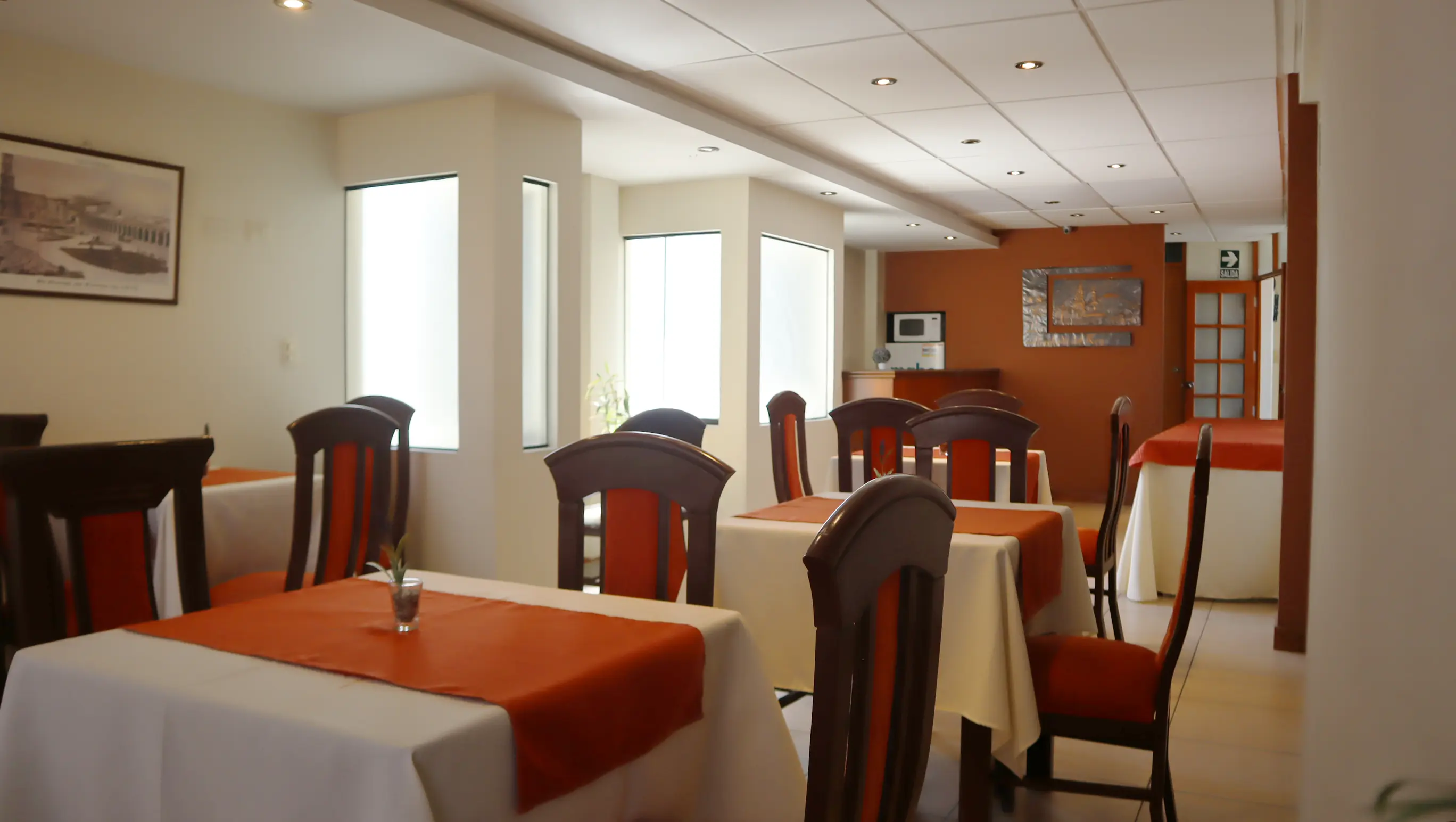 Área de comedor del restaurante con mesas y sillas elegantes